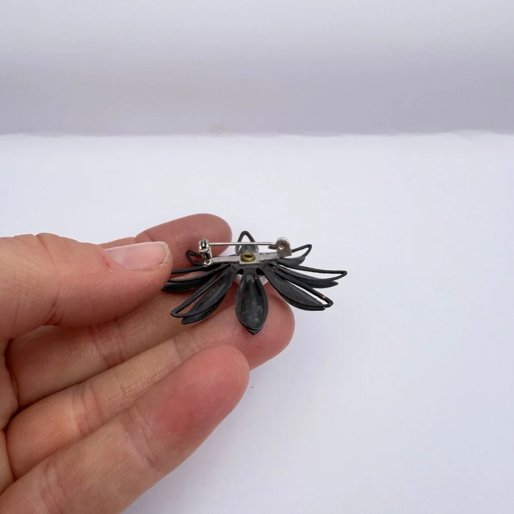 Flower Shaped Daisy Brooch Lapel Pin Flower Enamel Black White Retro Costume
